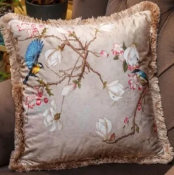 Casa Padrino Luxus Deko Kissen Vögel Beige / Mehrfarbig 45 x 45 cm - Bedrucktes Samt Kissen mit Fransen - Wohnzimmer Deko Accessoires