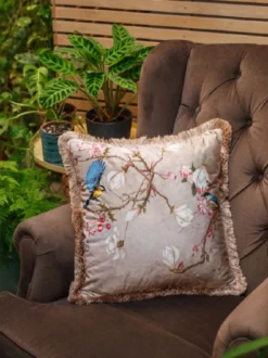Casa Padrino Luxus Deko Kissen Vögel Beige / Mehrfarbig 45 x 45 cm - Bedrucktes Samt Kissen mit Fransen - Wohnzimmer Deko Accessoires