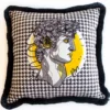 Casa Padrino Luxus Deko Kissen Barock Büste Weiß / Grau / Gelb / Schwarz 45 x 45 cm - Bedrucktes Samt Kissen mit Fransen - Luxus Deko Accessoires