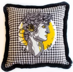 Casa Padrino Luxus Deko Kissen Barock Büste Weiß / Grau / Gelb / Schwarz 45 x 45 cm - Bedrucktes Samt Kissen mit Fransen - Luxus Deko Accessoires