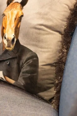 Casa Padrino Luxus Deko Kissen Gentleman Pferd Mehrfarbig 45 x 45 cm - Bedrucktes Samt Kissen mit Fransen - Luxus Deko Accessoires