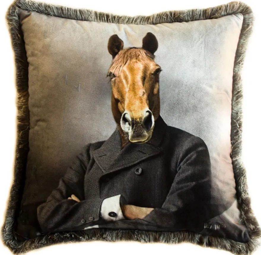 Casa Padrino Luxus Deko Kissen Gentleman Pferd Mehrfarbig 45 x 45 cm - Bedrucktes Samt Kissen mit Fransen - Luxus Deko Accessoires