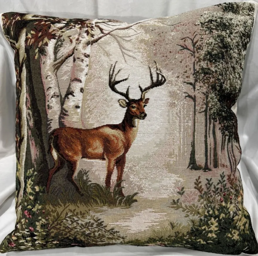 Casa Padrino Luxus Deko Kissen Hirsch im Wald Mehrfarbig 45 x 45 cm - Bedrucktes Zierkissen mit edlem Gobelin Stoff - Luxus Deko Accessoires