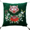 Casa Padrino Luxus Deko Kissen mit Troddeln Cat Grün / Weiß 45 x 45 cm - Feinster Samtstoff - Wohnzimmer Kissen