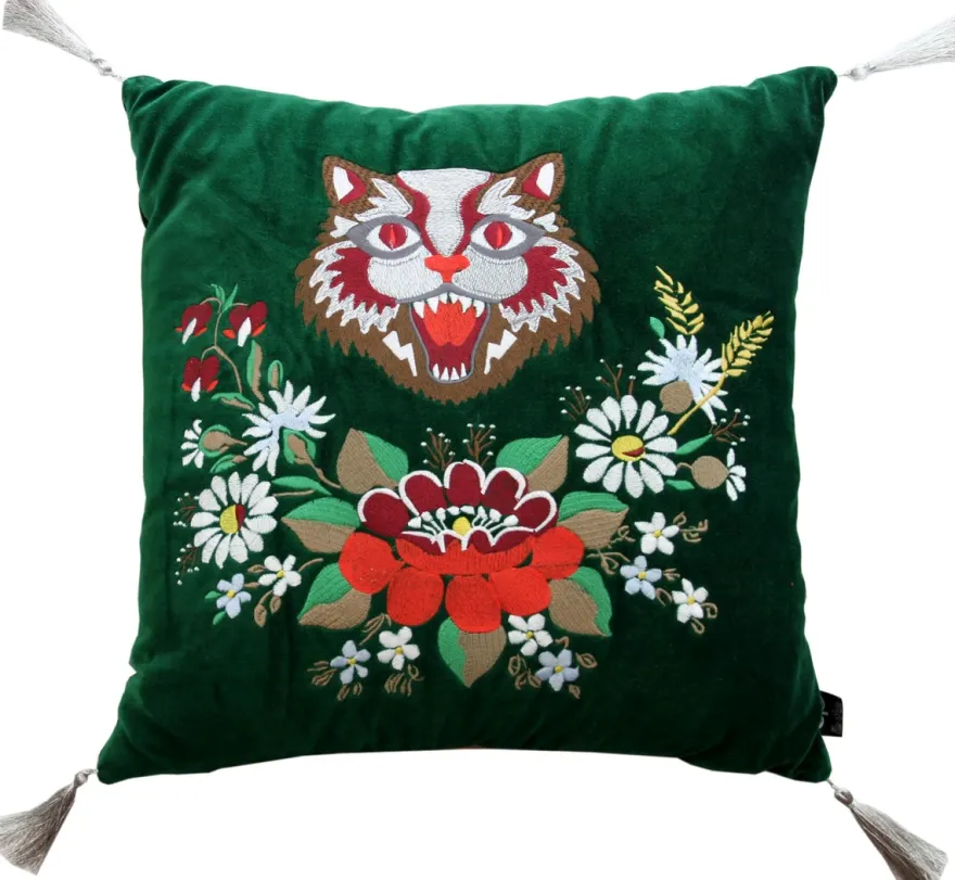 Casa Padrino Luxus Deko Kissen mit Troddeln Cat Grün / Weiß 45 x 45 cm - Feinster Samtstoff - Wohnzimmer Kissen