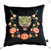 Casa Padrino Luxus Deko Kissen mit Troddeln Tiger Schwarz / Weiß 45 x 45 cm - Feinster Samtstoff - Luxus Qualität