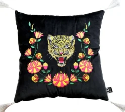 Casa Padrino Luxus Deko Kissen mit Troddeln Tiger Schwarz / Weiß 45 x 45 cm - Feinster Samtstoff - Luxus Qualität