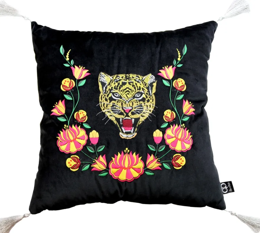 Casa Padrino Luxus Deko Kissen mit Troddeln Tiger Schwarz / Weiß 45 x 45 cm - Feinster Samtstoff - Luxus Qualität