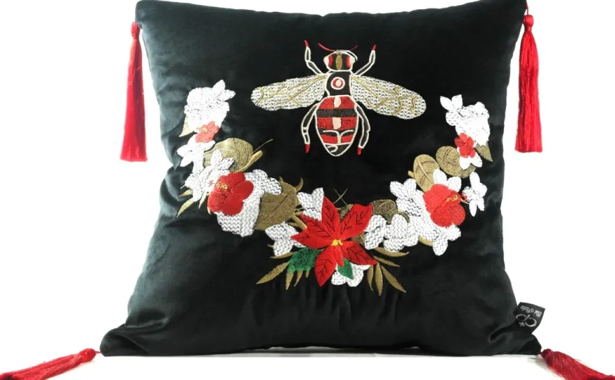 Casa Padrino Luxus Deko Kissen mit Troddeln Bee Schwarz / Mehrfarbig 45 x 45 cm - Feinster Samtstoff - Luxus Deko Accessoires