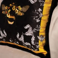 Casa Padrino Luxus Deko Kissen Hummel & Blumen Mehrfarbig / Schwarz 45 x 45 cm - Bedrucktes Samt Kissen mit Fransen - Luxus Deko Accessoires