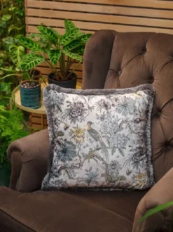 Casa Padrino Luxus Deko Kissen Blumen & Vögel Hellbeige / Mehrfarbig 45 x 45 cm - Bedrucktes Samt Kissen mit Fransen - Luxus Kollektion