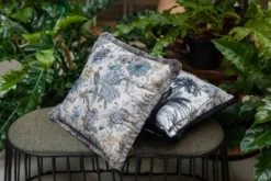 Casa Padrino Luxus Deko Kissen Blumen & Vögel Hellbeige / Mehrfarbig 45 x 45 cm - Bedrucktes Samt Kissen mit Fransen - Luxus Kollektion