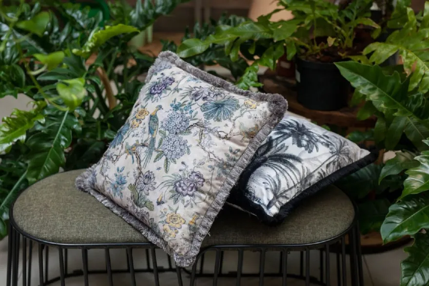 Casa Padrino Luxus Deko Kissen Blumen & Vögel Hellbeige / Mehrfarbig 45 x 45 cm - Bedrucktes Samt Kissen mit Fransen - Luxus Kollektion