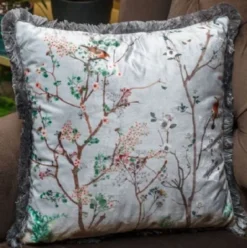 Casa Padrino Luxus Deko Kissen Pflanzen & Vögel Grau / Mehrfarbig 45 x 45 cm - Bedrucktes Samt Kissen mit Fransen - Luxus Qualität