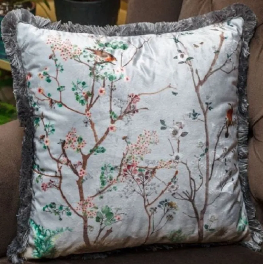 Casa Padrino Luxus Deko Kissen Pflanzen & Vögel Grau / Mehrfarbig 45 x 45 cm - Bedrucktes Samt Kissen mit Fransen - Luxus Qualität