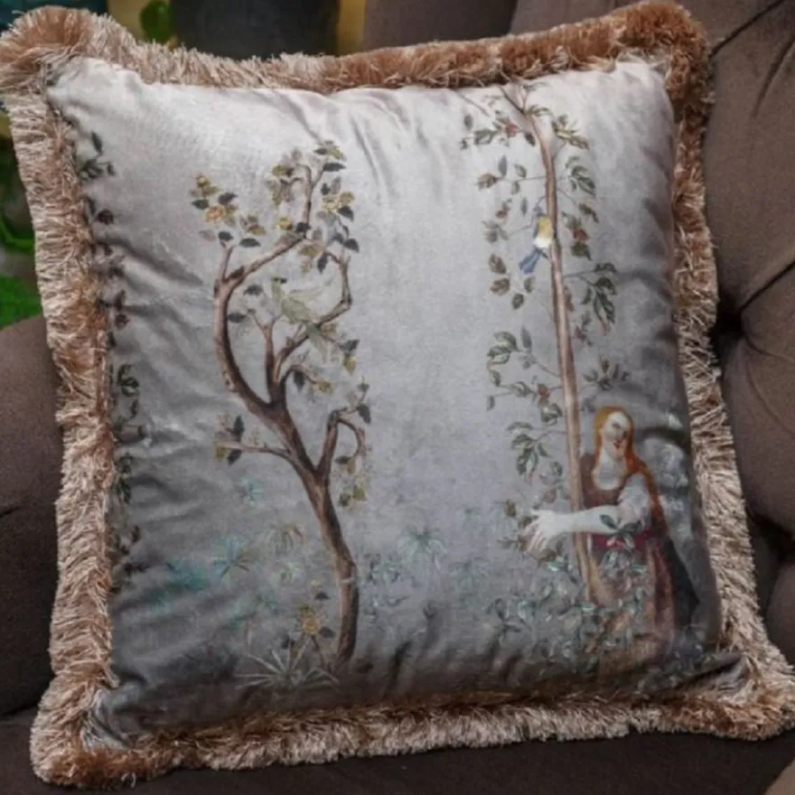 Casa Padrino Luxus Deko Kissen Frau im Garten Design Grau / Mehrfarbig 45 x 45 cm - Bedrucktes Samt Kissen mit Fransen - Wohnzimmer Deko