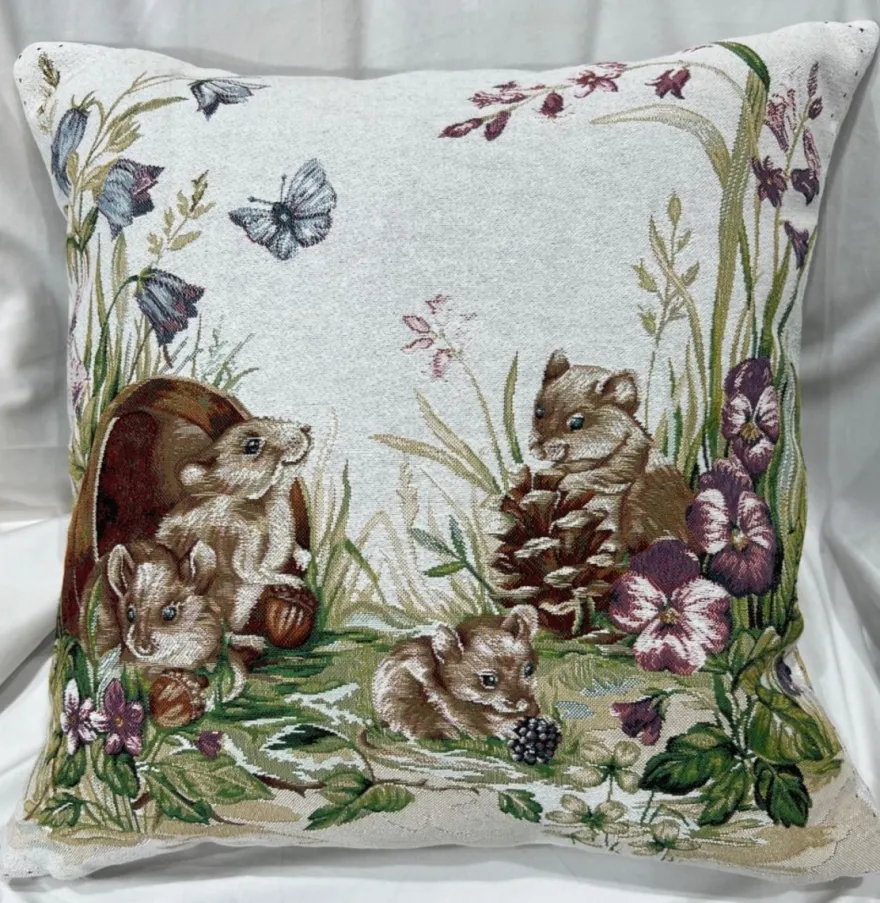 Casa Padrino Luxus Deko Kissen Eichhörnchen Weiß / Mehrfarbig 45 x 45 cm - Bedrucktes Zierkissen mit edlem Gobelin Stoff - Luxus Deko Accessoires