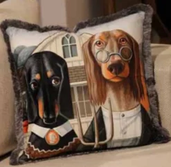 Casa Padrino Luxus Deko Kissen Hunde Ehepaar Mehrfarbig / Grau 45 x 45 cm - Bedrucktes Samt Kissen mit Fransen - Luxus Qualität