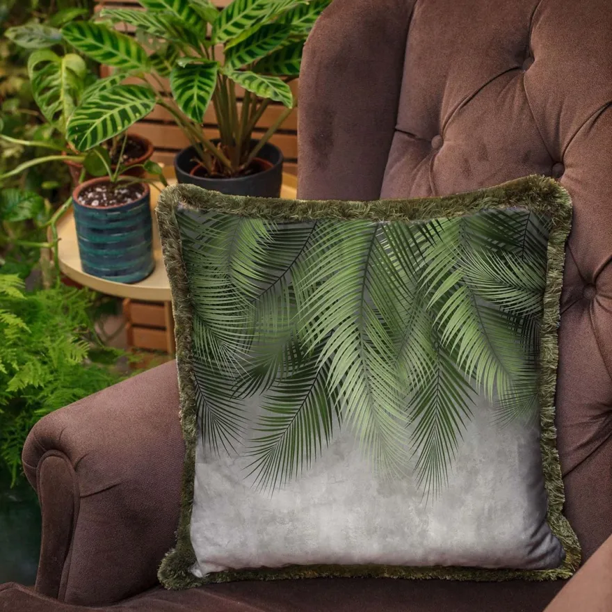 Casa Padrino Luxus Deko Kissen Palmenblätter Grau / Grün 45 x 45 cm - Bedrucktes Samt Kissen mit Fransen - Luxus Deko Accessoires