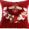 Casa Padrino Luxus Deko Kissen mit Troddeln Bee Rot / Mehrfarbig 45 x 45 cm - Feinster Samtstoff - Luxus Deko Accessoires