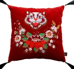 Casa Padrino Luxus Deko Kissen mit Troddeln Cat Rot / Schwarz 45 x 45 cm - Feinster Samtstoff - Wohnzimmer Kissen
