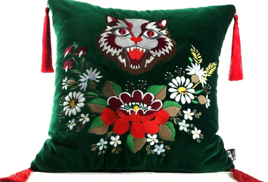 Casa Padrino Luxus Deko Kissen mit Troddeln Cat Grün / Mehrfarbig 45 x 45 cm - Feinster Samtstoff - Wohnzimmer Kissen