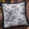 Casa Padrino Luxus Deko Kissen Dschungel Weiß / Schwarz 45 x 45 cm - Bedrucktes Samt Kissen mit Fransen - Luxus Qualität