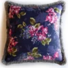 Casa Padrino Luxus Deko Kissen Blumen Design Mehrfarbig / Grau 45 x 45 cm - Bedrucktes Samt Kissen mit Fransen - Deko Accessoires