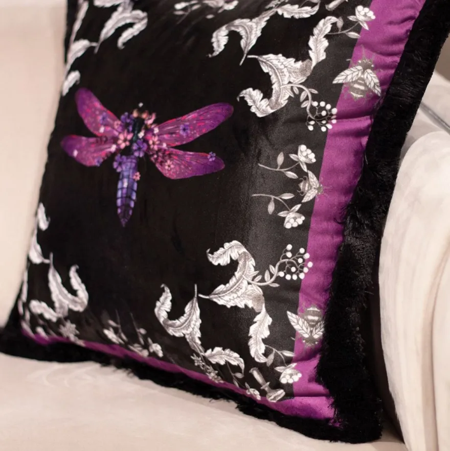 Casa Padrino Luxus Deko Kissen Libelle & Blumen Lila / Grau / Schwarz 45 x 45 cm - Bedrucktes Samt Kissen mit Fransen - Luxus Deko Accessoires
