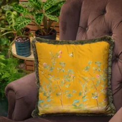Casa Padrino Luxus Deko Kissen Sträucher mit Blumen & Vögel Gelb / Mehrfarbig / Grün 45 x 45 cm - Bedrucktes Samt Kissen mit Fransen - Luxus Deko Accessoires
