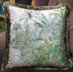 Casa Padrino Luxus Deko Kissen Palmen Landschaft Creme / Grün 45 x 45 cm - Bedrucktes Samt Kissen mit Fransen - Wohnzimmer Deko Accessoires