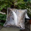 Casa Padrino Luxus Deko Kissen Weißer Pfau im Wald Design Grau / Mehrfarbig 45 x 45 cm - Bedrucktes Samt Kissen mit Fransen - Luxus Zierkissen