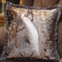 Casa Padrino Luxus Deko Kissen Weißer Pfau im Wald Design Grau / Mehrfarbig 45 x 45 cm - Bedrucktes Samt Kissen mit Fransen - Luxus Zierkissen