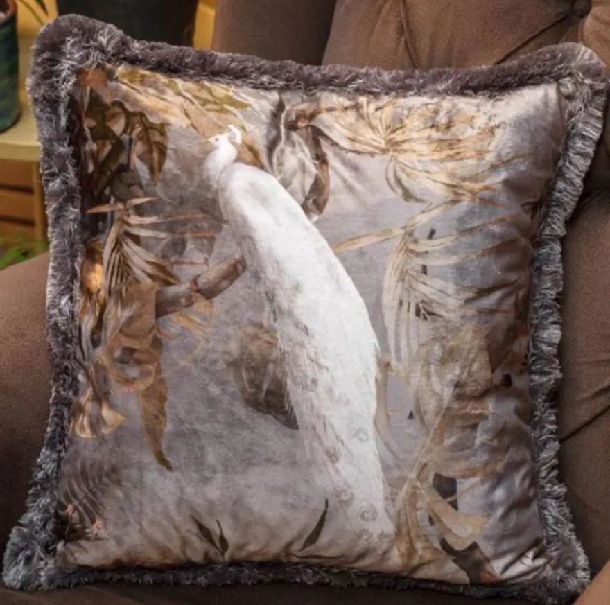 Casa Padrino Luxus Deko Kissen Weißer Pfau im Wald Design Grau / Mehrfarbig 45 x 45 cm - Bedrucktes Samt Kissen mit Fransen - Luxus Zierkissen