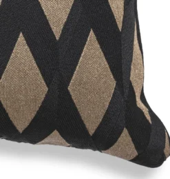 Casa Padrino Luxus Deko Kissen Schwarz / Gold 50 x 50 cm - Edles Zierkissen mit elegantem Rautenmuster - Luxus Qualität - Hotel Kollektion