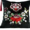 Casa Padrino Luxus Deko Kissen mit Troddeln Cat Schwarz / Mehrfarbig 45 x 45 cm - Feinster Samtstoff - Wohnzimmer Kissen