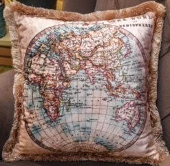 Casa Padrino Luxus Deko Kissen Weltkugel Beige / Mehrfarbig 45 x 45 cm - Bedrucktes Samt Kissen mit Fransen - Luxus Kollektion