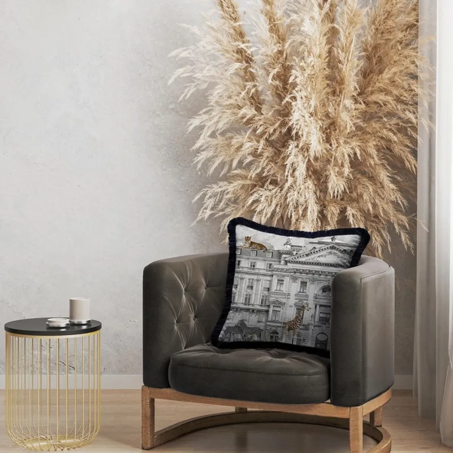 Casa Padrino Luxus Deko Kissen prunkvolles Haus & Tiere Grau / Mehrfarbig / Schwarz 45 x 45 cm - Bedrucktes Samt Kissen mit Fransen - Luxus Deko Accessoires