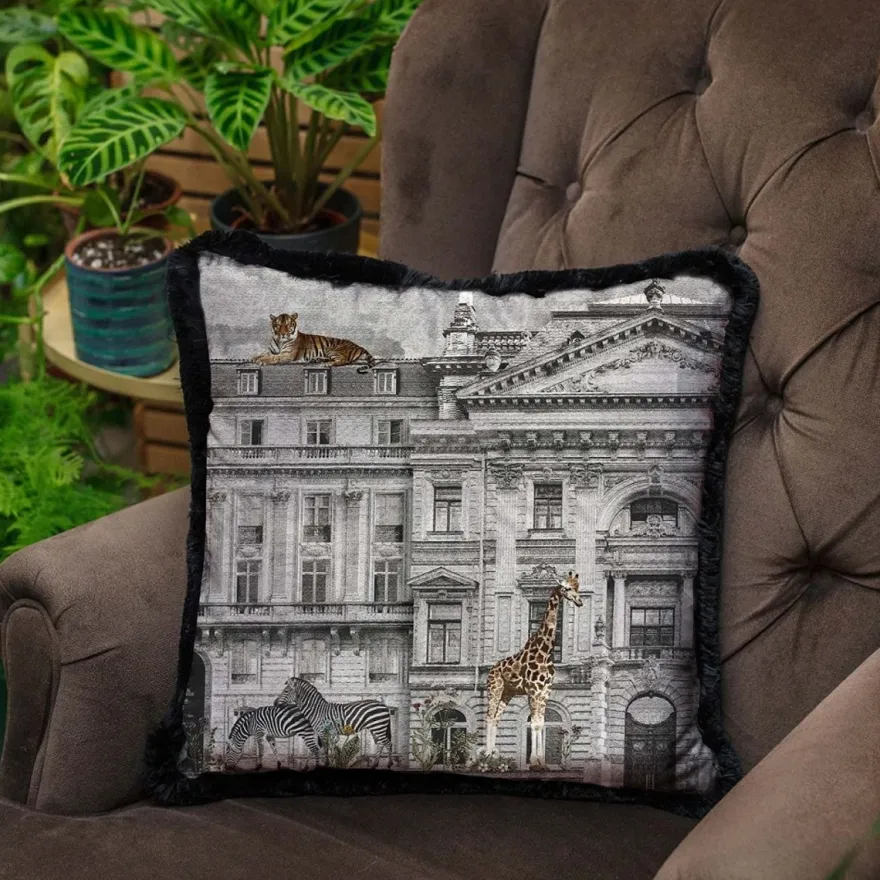 Casa Padrino Luxus Deko Kissen prunkvolles Haus & Tiere Grau / Mehrfarbig / Schwarz 45 x 45 cm - Bedrucktes Samt Kissen mit Fransen - Luxus Deko Accessoires