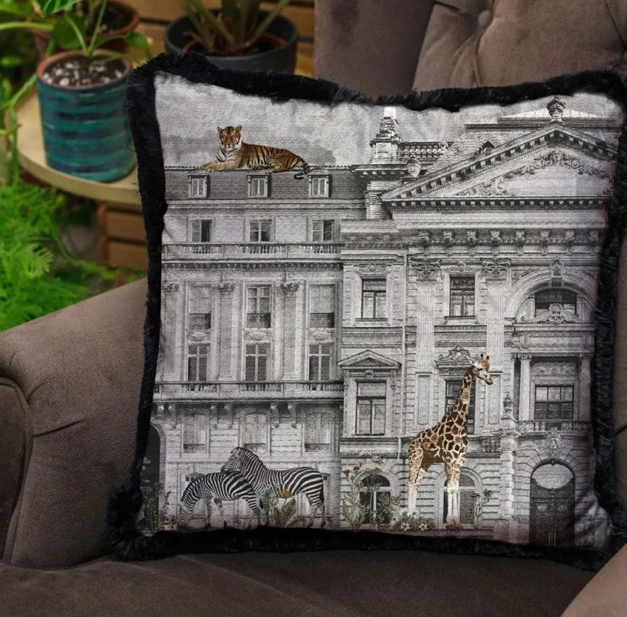 Casa Padrino Luxus Deko Kissen prunkvolles Haus & Tiere Grau / Mehrfarbig / Schwarz 45 x 45 cm - Bedrucktes Samt Kissen mit Fransen - Luxus Deko Accessoires