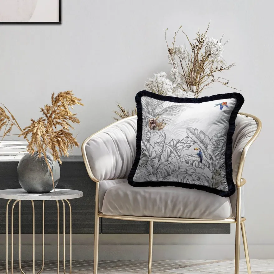 Casa Padrino Luxus Deko Kissen Dschungel & Tiere Grau / Mehrfarbig / Schwarz 45 x 45 cm - Bedrucktes Samt Kissen mit Fransen - Luxus Deko Accessoires