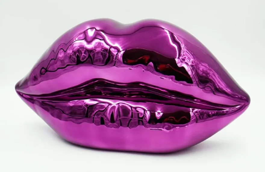 Casa Padrino Luxus Deko Lippen Chrom Violett 46 x H. 25 cm - Kunstharz Deko Kuss Mund Lippen - Wohnzimmer Deko Accessoires