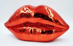 Casa Padrino Luxus Deko Lippen Chrom Rot 46 x H. 25 cm - Kunstharz Deko Kuss Mund Lippen - Wohnzimmer Deko Accessoires
