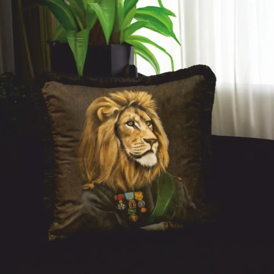 Casa Padrino Luxus Deko Samt Kissen Offizier Löwe Braun / Schwarz 45 x 45 cm