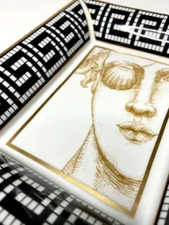 Casa Padrino Luxus Deko Schale Frau mit Augenklappe Weiß / Schwarz / Gold 20,5 x 17,5 x H. 13,5 cm - Handbemalte Porzellan Schale - Luxus Qualität - Made in Italy
