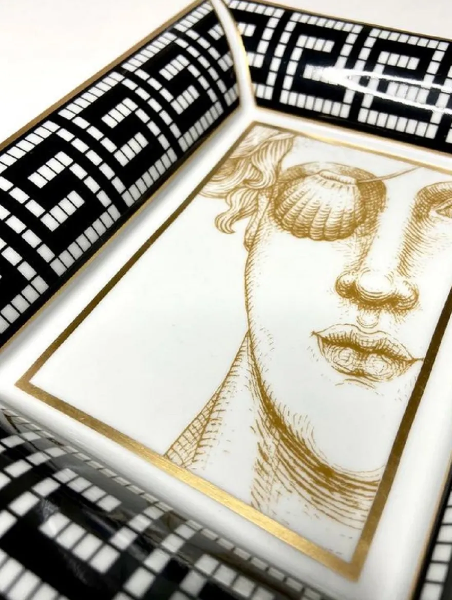 Casa Padrino Luxus Deko Schale Frau mit Augenklappe Weiß / Schwarz / Gold 20,5 x 17,5 x H. 13,5 cm - Handbemalte Porzellan Schale - Luxus Qualität - Made in Italy
