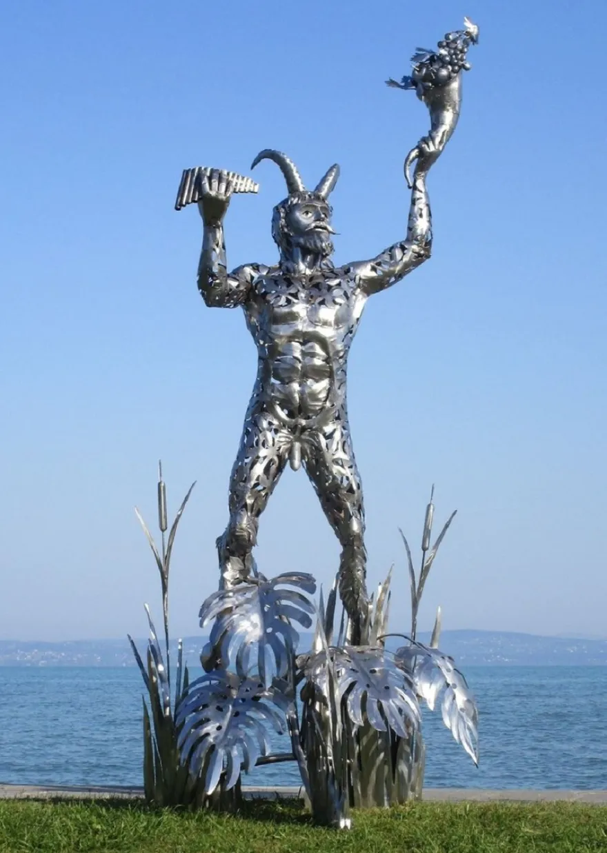 Casa Padrino Luxus Deko Skulptur Pan Silber 125 x 126 x H. 295 cm - Riesige Edelstahl Skulptur - Riesige Garten Deko Figur - Garten Skulpturen - Metall Skulpturen