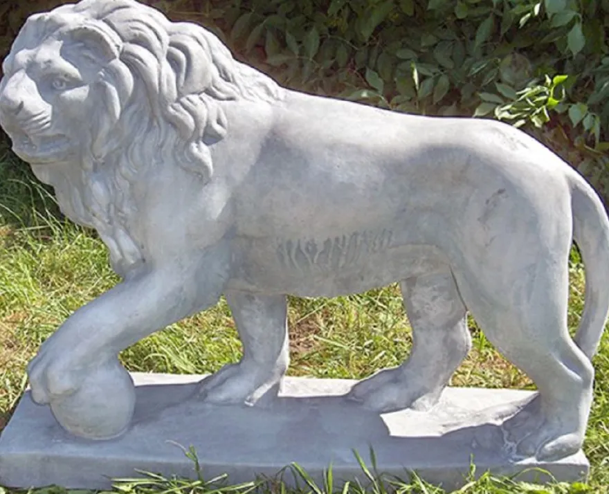 Casa Padrino Luxus Deko Skulptur Löwe mit Ball links Grau 75 x 22 x H. 58 cm - Prunkvolle Gartendeko