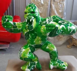 Casa Padrino Luxus Deko Skulptur Gorilla Affe Grün / Weiß 80 x 40 x H. 70 cm - Wetterbeständige Deko Figur - Wohnzimmer Deko Figur - Garten Deko Figur - Luxus Deko Tierfigur