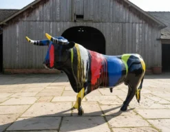Casa Padrino Luxus Deko Skulptur Kuh Stier Trash H. 150 cm - Riesige Gartenskulptur - Lebensgroße Skulptur - XXL Deko Skulptur - XXL Deko Figur
